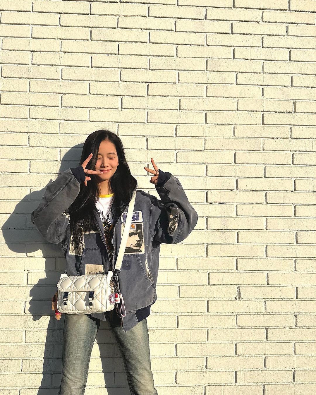 Jisoo tại Los Angeles, cô mặc áo hoodie denim Cahartt x Better With Age cổ điển, áo phông họa tiết Dior và túi Diorcamp. Jisoo tại Los Angeles, cô mặc áo hoodie denim Cahartt x Better With Age cổ điển, áo phông họa tiết Dior và túi Diorcamp.