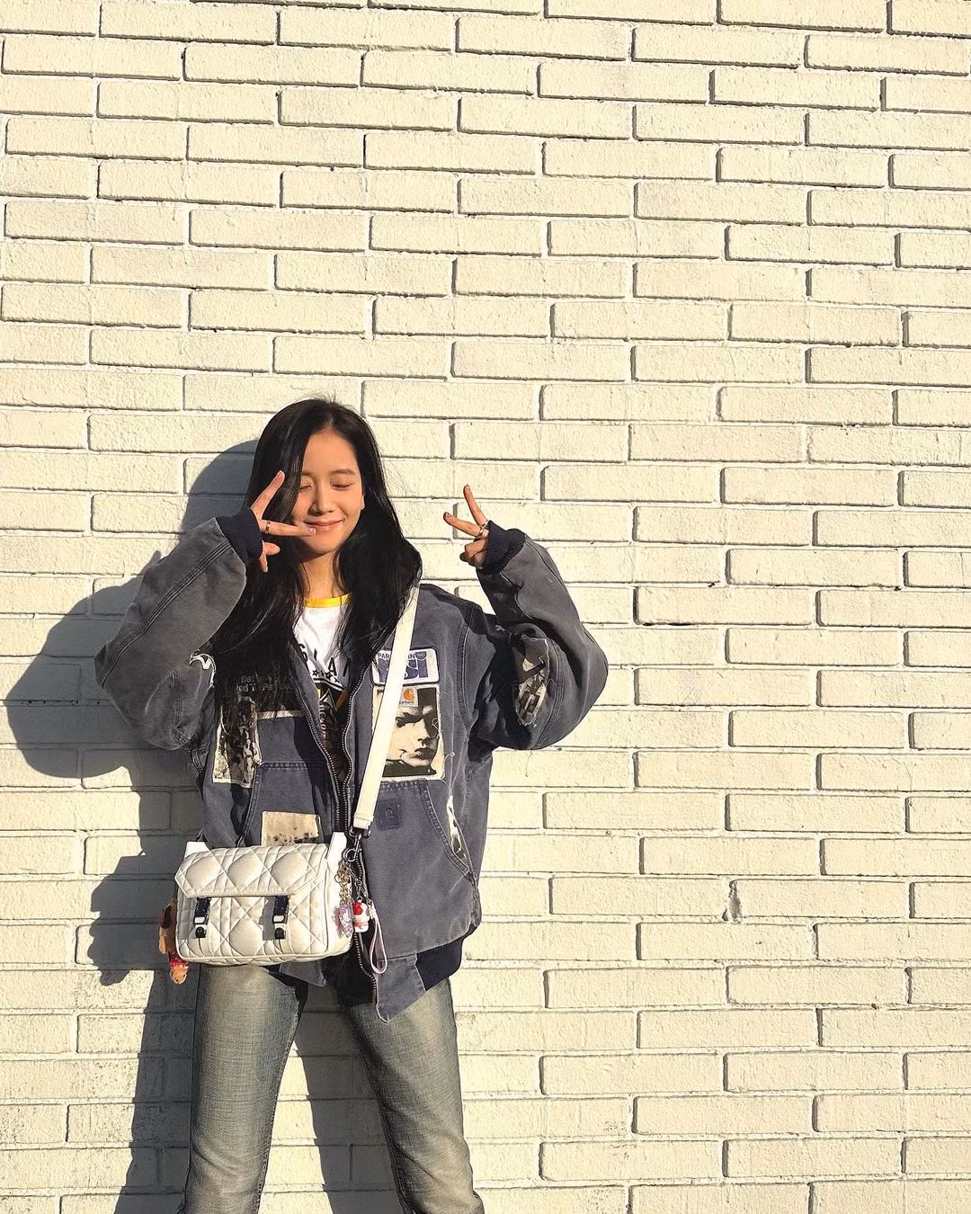 Jisoo tại Los Angeles, cô mặc áo hoodie denim Cahartt x Better With Age cổ điển, áo phông họa tiết Dior và túi Diorcamp.