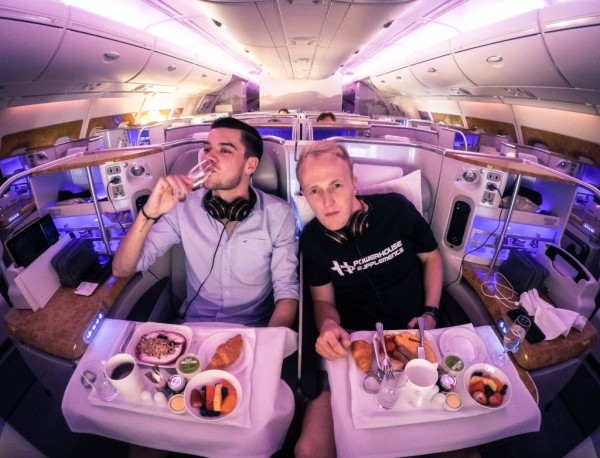 Hoàn toàn bình thường nếu ta không có đủ kinh tế để ngồi máy bay hạng thương gia. Hoàn toàn bình thường nếu ta không có đủ kinh tế để ngồi máy bay hạng thương gia.