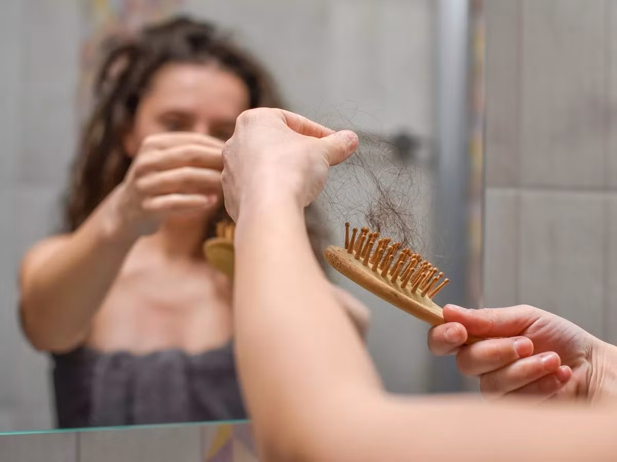 Làm sạch lược để ngăn ngừa các sản phẩm chăm sóc tóc còn dính lại trên lược hoặc mảnh da chết tích tụ.