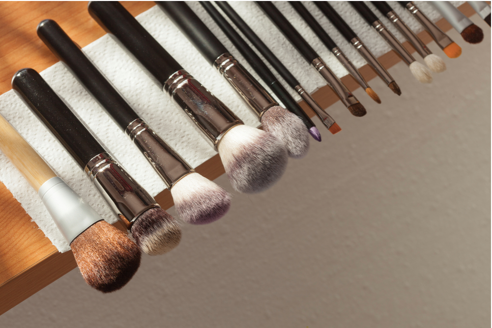 Một số dấu hiệu cho thấy bạn nên thay mới cọ trang điểm: Lông cọ rời rạc hoặc rụng lông, da bạn bắt đầu nổi mụn không lí do và giặt ba bốn lần nước vẫn không sạch phấn. Một số dấu hiệu cho thấy bạn nên thay mới cọ trang điểm: Lông cọ rời rạc hoặc rụng lông, da bạn bắt đầu nổi mụn không lí do và giặt ba bốn lần nước vẫn không sạch phấn.