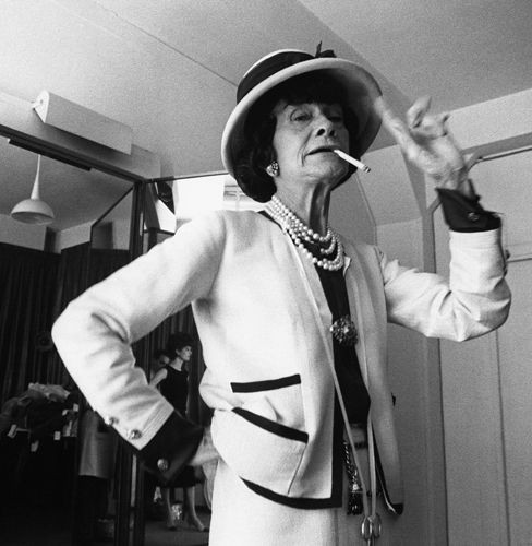 Chanel mỉa mai công khai những thiết kế của Dior, ví von rằng một người phụ nữ trong bộ váy Dior trông giống như một chiếc ghế bành cũ rích.