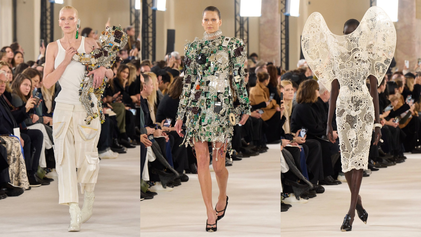 Chiếc váy gây sốc khi được tạo thành từ các bo mạch từ một chiếc điện thoại nắp gập, máy ảnh kỹ thuật số, đĩa CD, máy tính cầm tay được ghép tỉ mỉ. Chiếc váy gây sốc khi được tạo thành từ các bo mạch từ một chiếc điện thoại nắp gập, máy ảnh kỹ thuật số, đĩa CD, máy tính cầm tay được ghép tỉ mỉ.