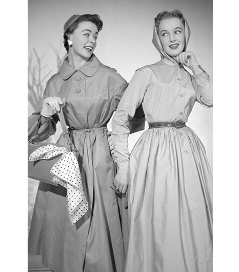 Khăn là phụ kiện mang đậm nét nữ tính và sang trọng, xa hoa. Xu hướng buộc khăn vào quai túi xách như một món phụ kiện bắt mắt đã có từ thế kỉ 20.