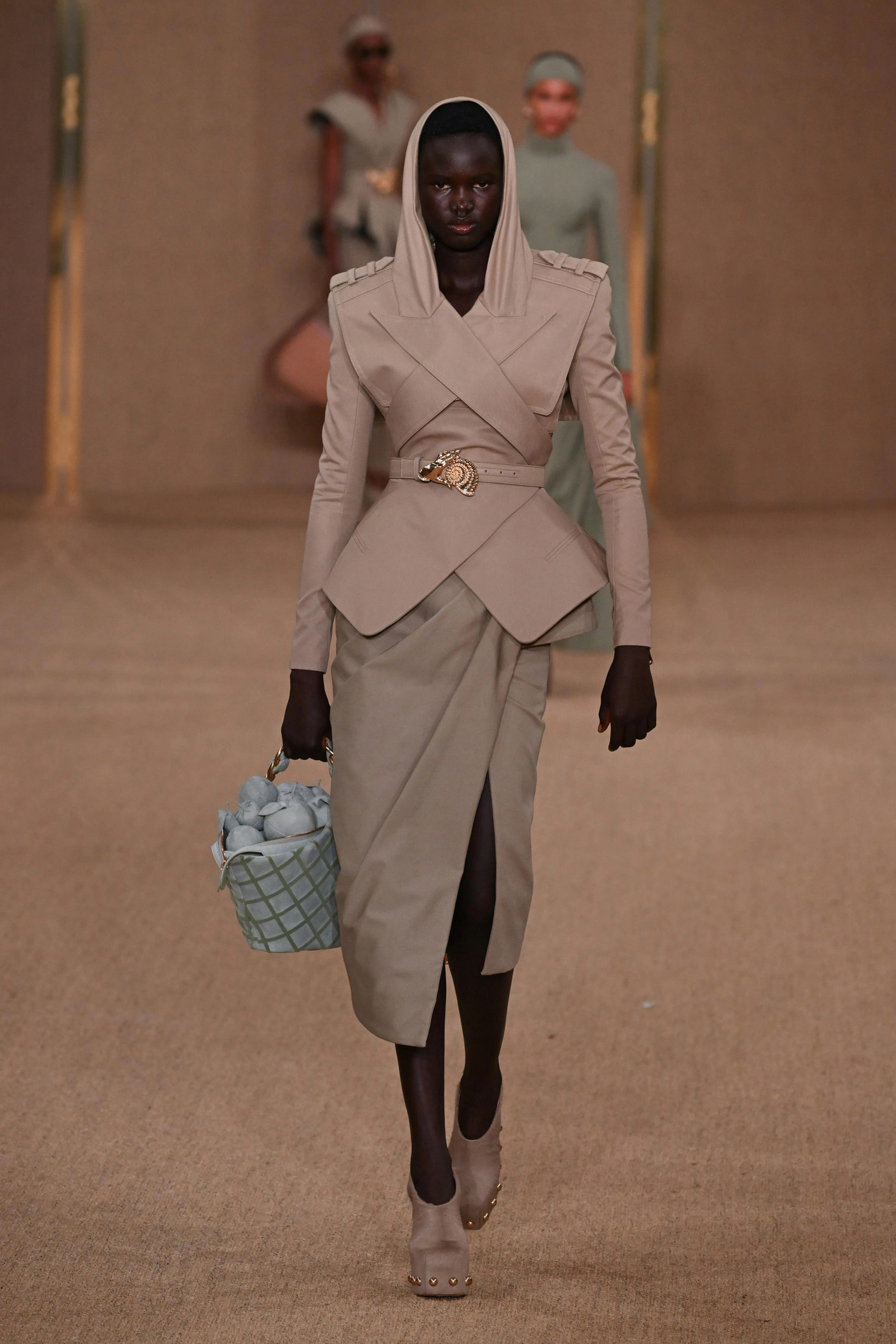 Các chi tiết đan xen xuất hiện trên áo vest, tạo ra một tổng thể tinh tế và thanh lịch. Các chi tiết đan xen xuất hiện trên áo vest, tạo ra một tổng thể tinh tế và thanh lịch.