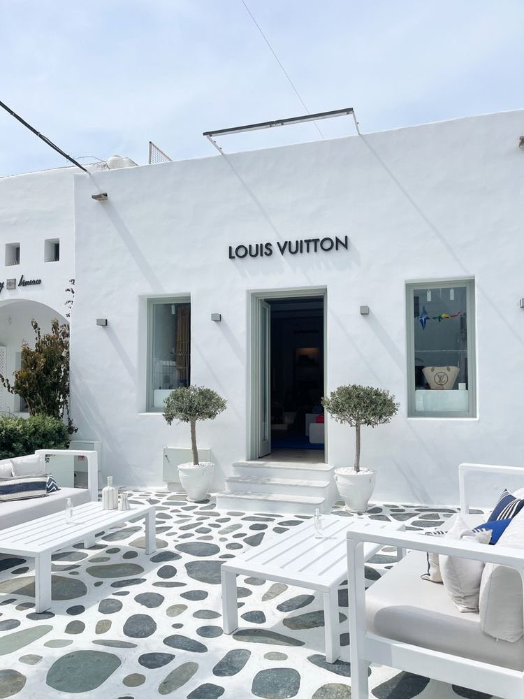 Cửa hàng Louis Vuitton ở đảo Mykonos.