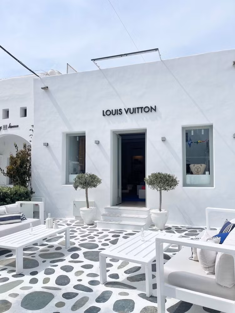 Cửa hàng Louis Vuitton ở đảo Mykonos.