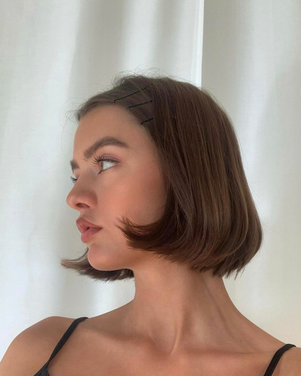 Lấy thước đo từ điểm cuối của tai đến nơi giao nhau của hai cây bút chì. Nếu con số nhỏ hơn 5,5 cm thì tóc ngắn là sự lựa chọn hoàn hảo. Nếu số đo lớn hơn 5,5 cm, thì bạn nên để tóc dài qua vai. Lấy thước đo từ điểm cuối của tai đến nơi giao nhau của hai cây bút chì. Nếu con số nhỏ hơn 5,5 cm thì tóc ngắn là sự lựa chọn hoàn hảo. Nếu số đo lớn hơn 5,5 cm, thì bạn nên để tóc dài qua vai.