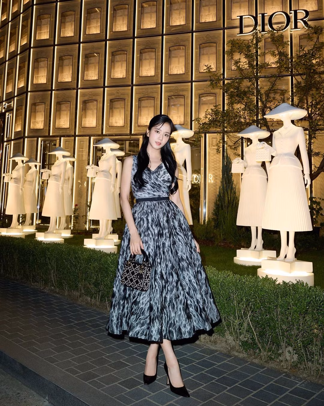 Tinh thần nữ tính và thanh lịch được Jisoo thể hiện xuất sắc tại Lễ kỷ niệm Lady Dior.