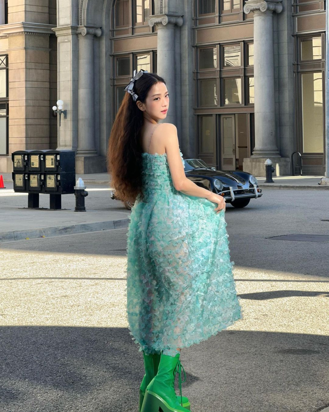 Chiếc đầm Susan Fang đầy thần thái Jisoo mặc trong MV Flower. Chiếc đầm Susan Fang đầy thần thái Jisoo mặc trong MV Flower.