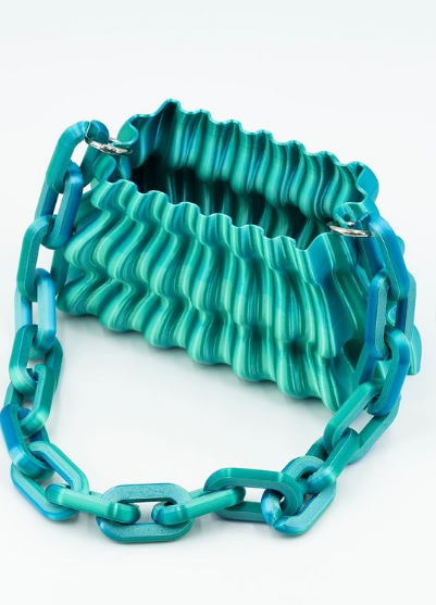 Những chiếc túi shape hình học táo bạo và kết cấu sáng tạo, thu hút sự chú ý của công chúng.