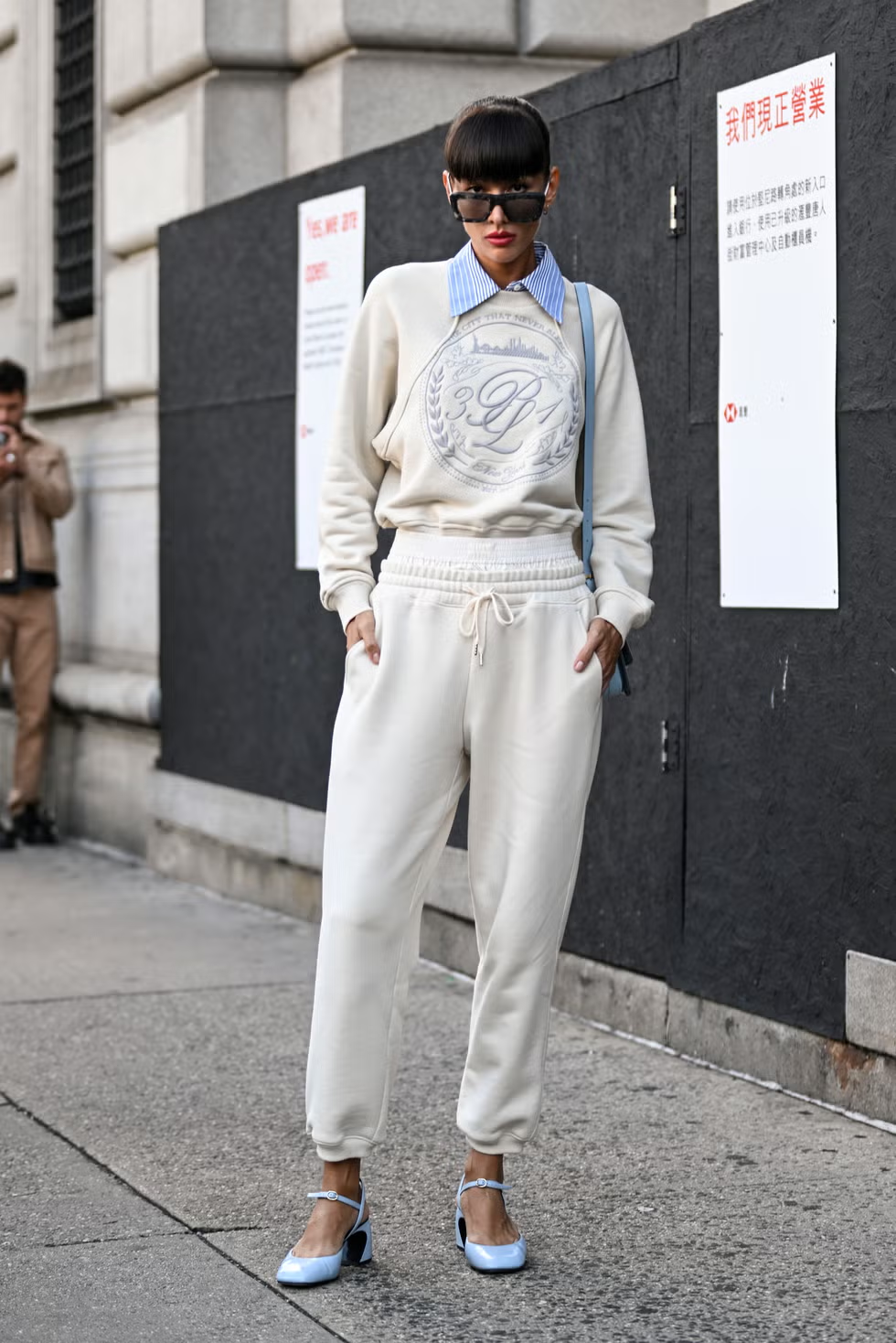 Nâng tầm phong cách công sở bằng cách kết hợp áo sơ mi bên trong với hoodie bên ngoài. Nâng tầm phong cách công sở bằng cách kết hợp áo sơ mi bên trong với hoodie bên ngoài.