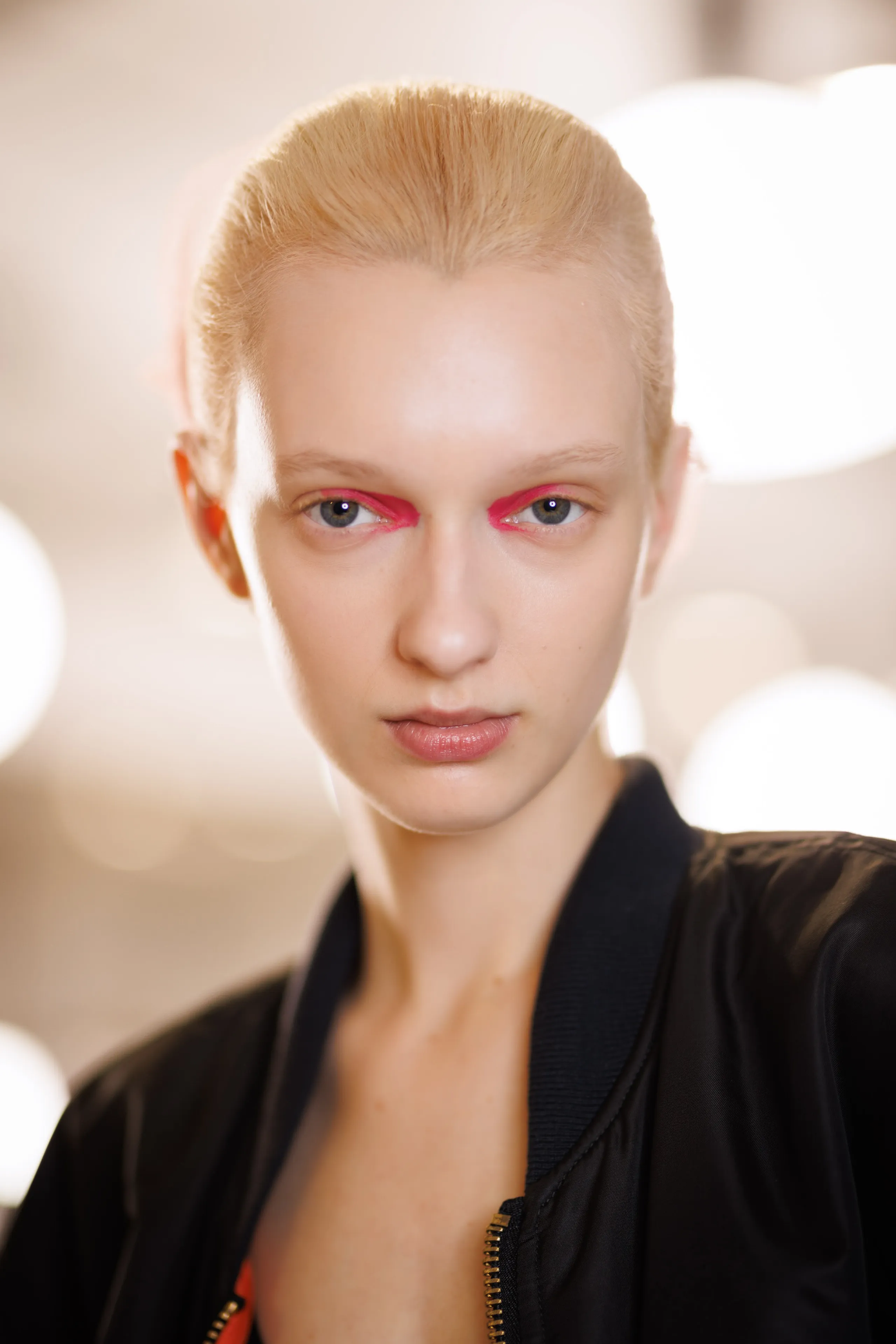 Sử dụng gam màu hồng đậm để trang điểm một cách tự nhiên vào trong hốc mắt.