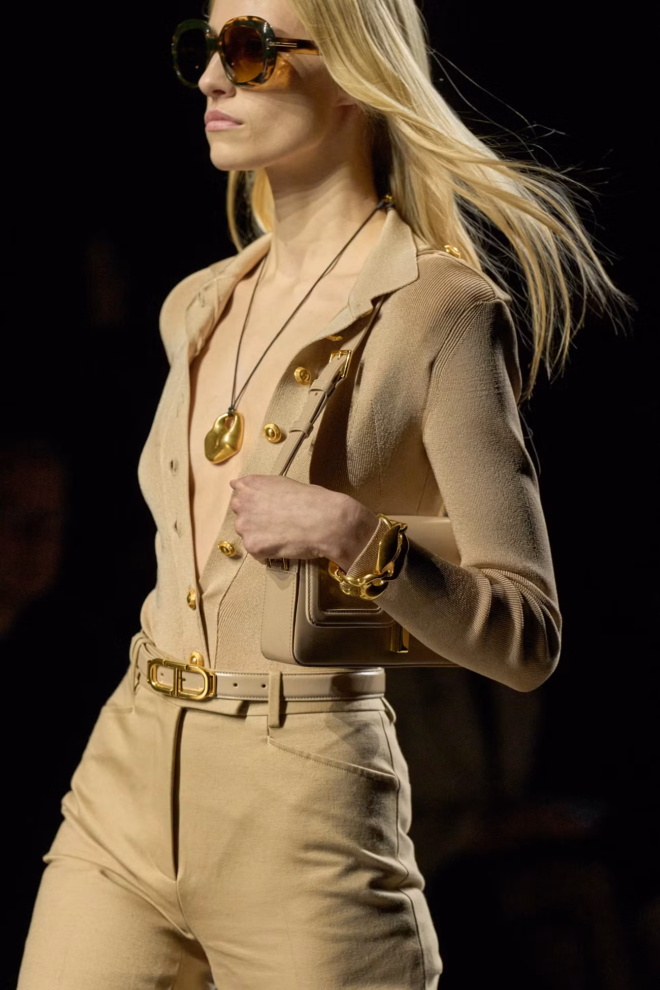Những chiếc vòng cổ dài với mặt dây chuyền ấn tượng thống trị sàn diễn Tom Ford.