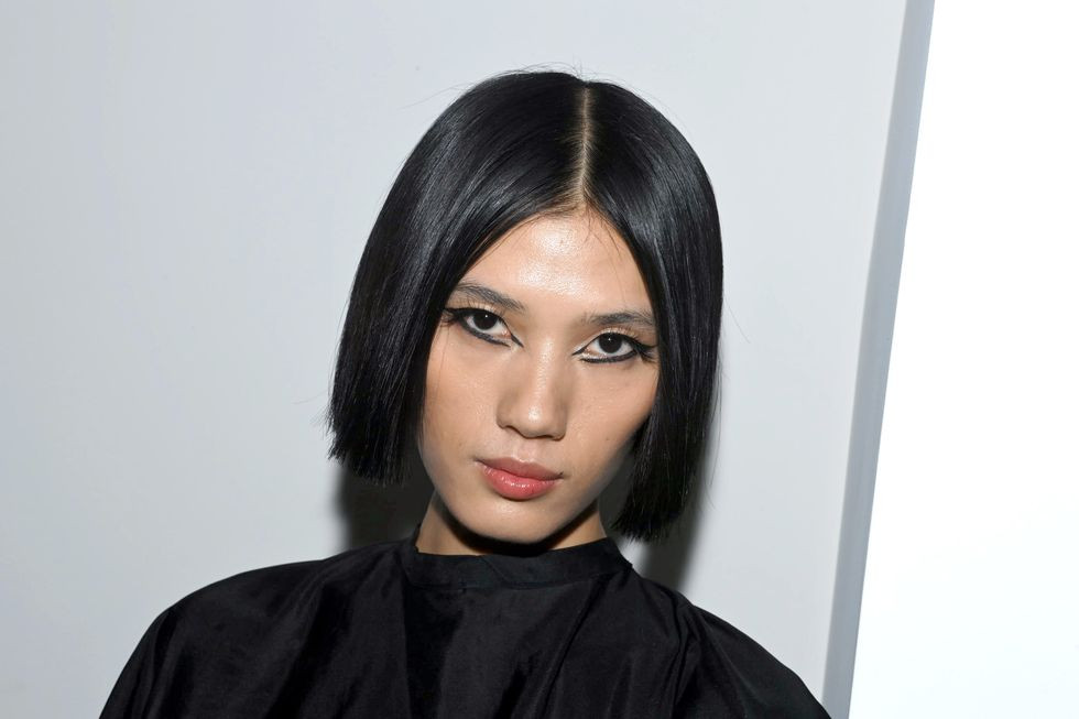 Những đường nét làm nổi bật đôi mắt trên sàn diễn của LaQuan Smith. Những đường nét làm nổi bật đôi mắt trên sàn diễn của LaQuan Smith.