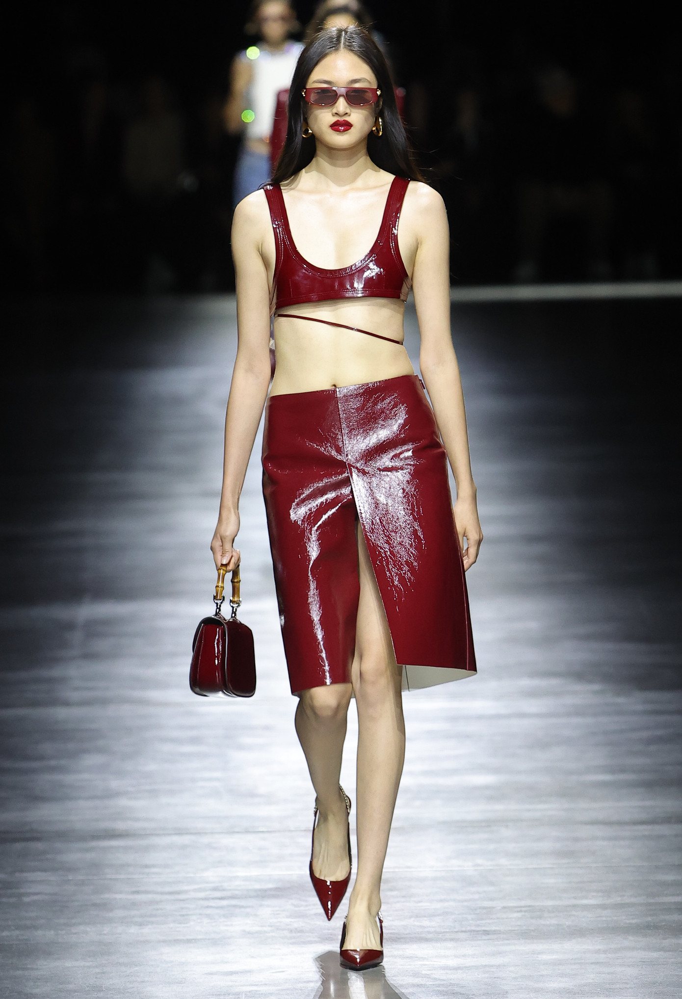 Gucci quyến rũ với thiết kế áo bra kết hợp chân váy bút chì xẻ giữa.