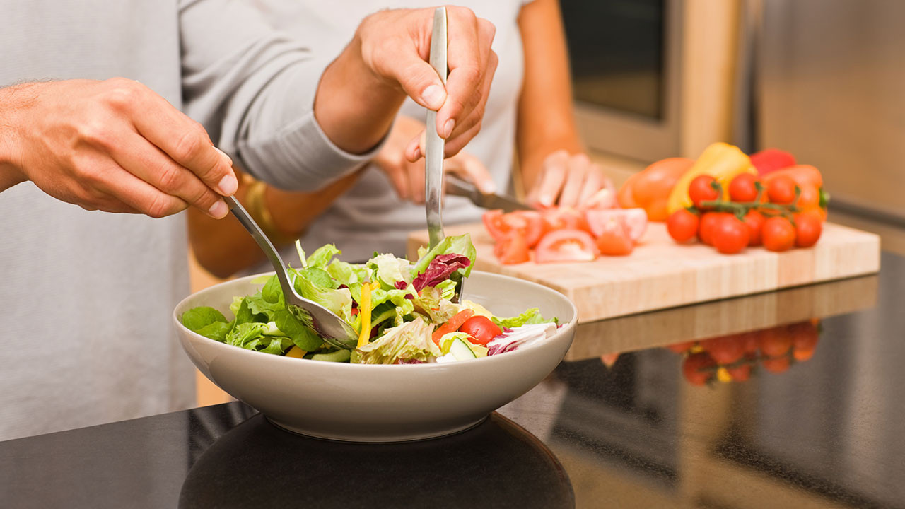 Ưu tiên thực phẩm giàu vitamin và rau củ trong bữa ăn hằng ngày. Ưu tiên thực phẩm giàu vitamin và rau củ trong bữa ăn hằng ngày.