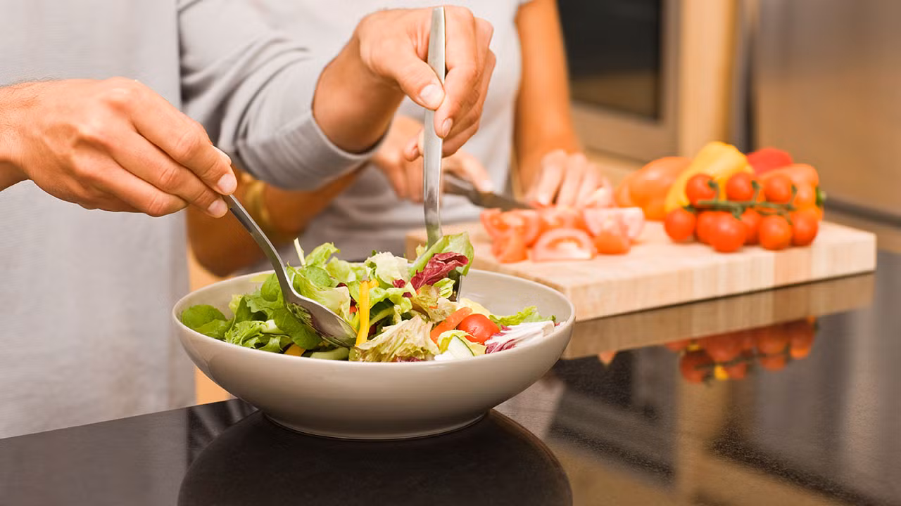 Ưu tiên thực phẩm giàu vitamin và rau củ trong bữa ăn hằng ngày. Ưu tiên thực phẩm giàu vitamin và rau củ trong bữa ăn hằng ngày.