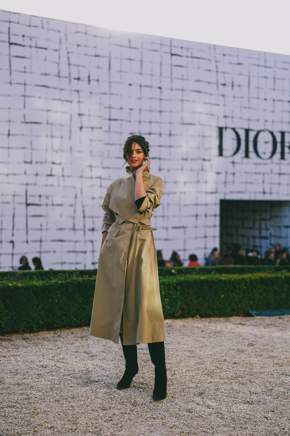 Blazer màu be với phần cổ áo quá khổ để che chắn và giữ ấm.