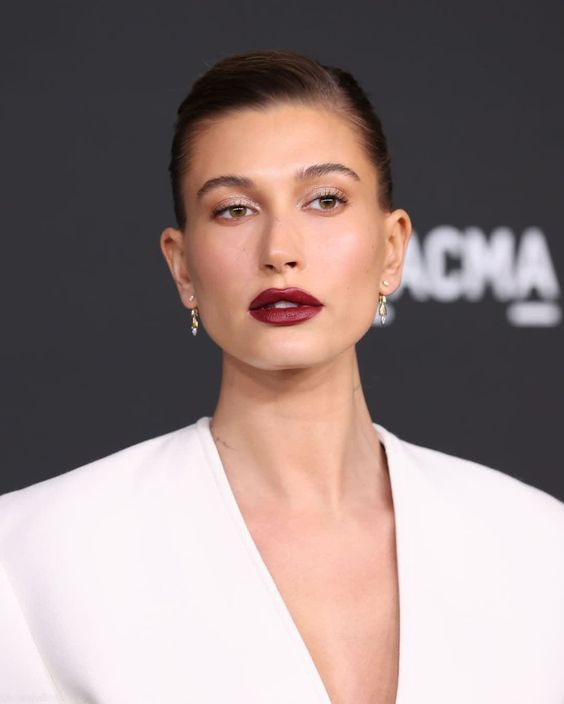 Chọn màu son đỏ phù hợp với màu da và màu tóc của bạn. Chọn màu son đỏ phù hợp với màu da và màu tóc của bạn.