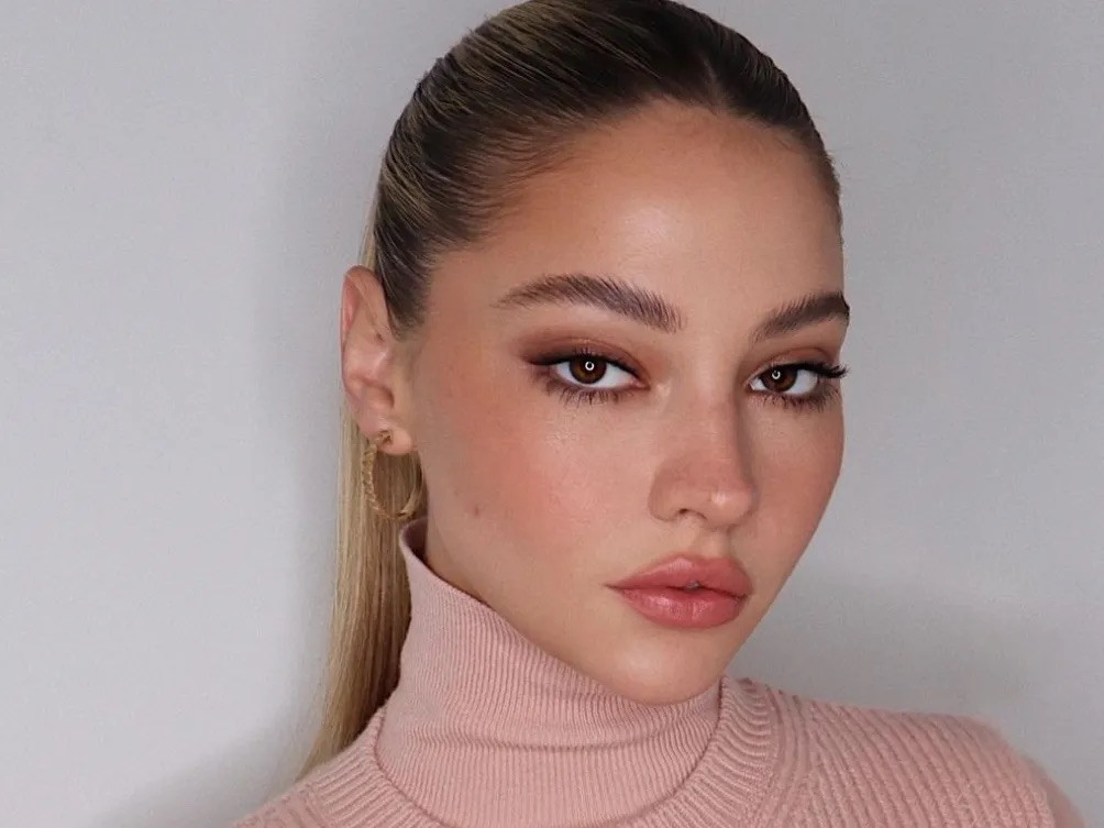 Makeup look tông lạnh đang nhường chỗ cho tông hồng cam đào tươi tắn. Makeup look tông lạnh đang nhường chỗ cho tông hồng cam đào tươi tắn.