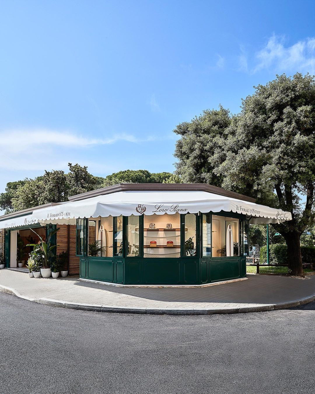 Cửa hàng pop-up Loro Piana Resort được đặt tại trung tâm Forte dei Marmi.