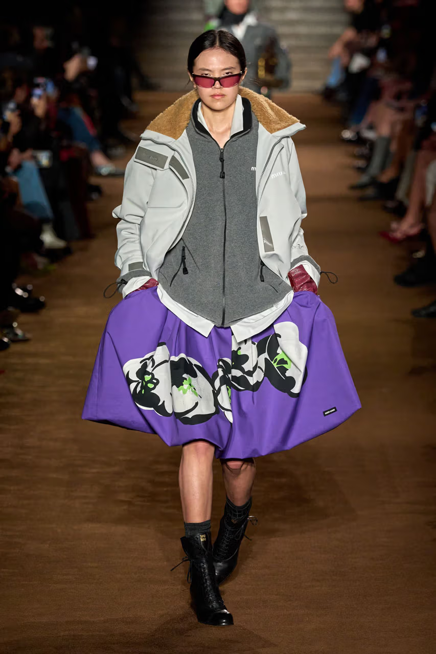 Các thương hiệu thời trang xa xỉ cũng đang chớp lấy cơ hội bắt trend.