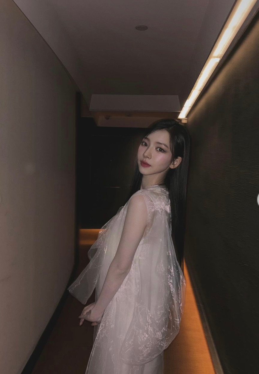 Karina lần đầu góp mặt trong show trình diễn BST nam của Prada.