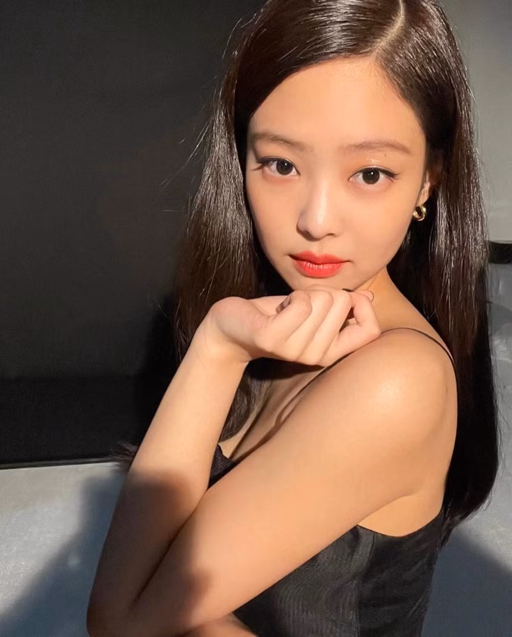 Chuốt nhẹ một lớp mascara mỏng cho mi trên và để nguyên mi dưới sẽ giúp đôi mắt trong hơn.