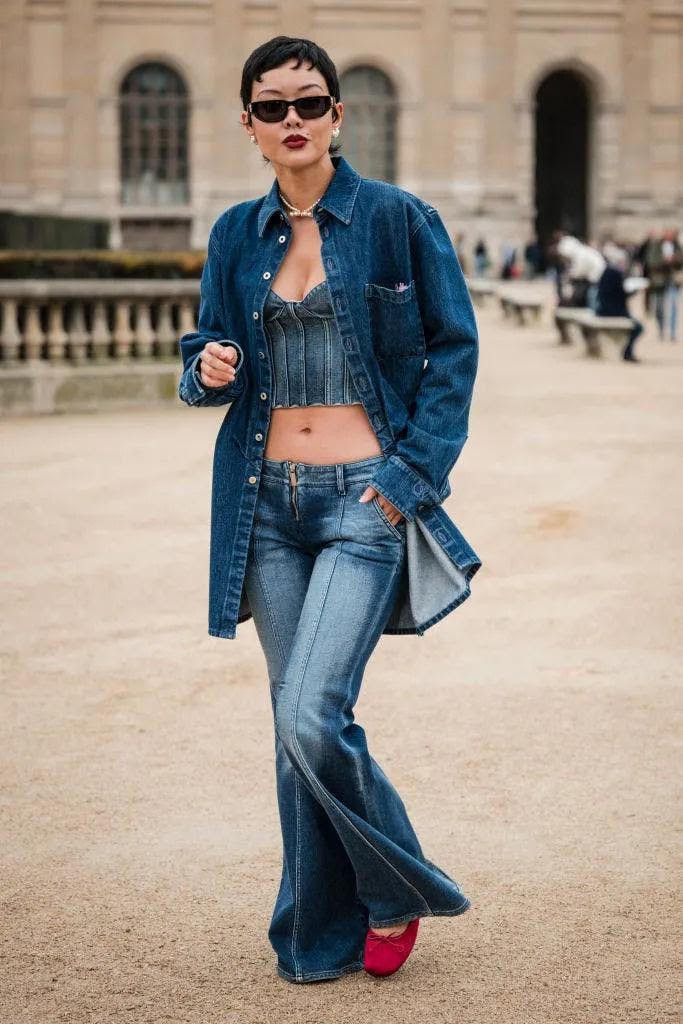 Corset denim lại đang bắt đầu chiếm lĩnh làng thời trang.