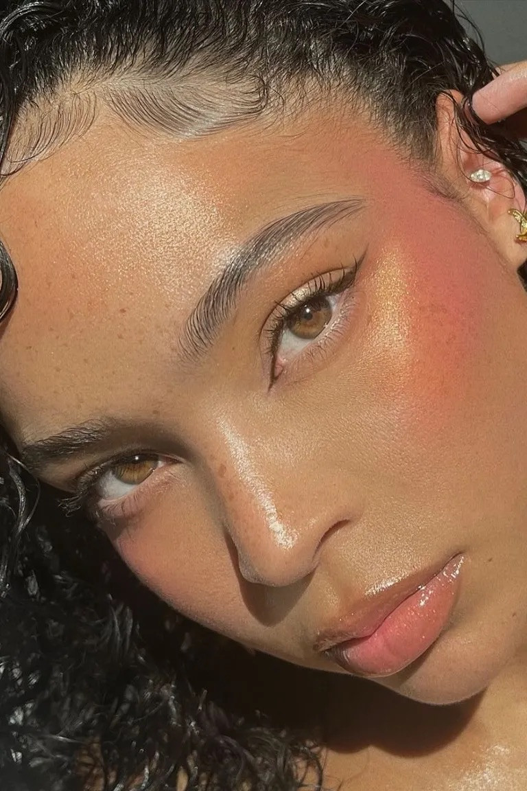 Những kiểu đánh má hồng baby từ K-Beauty, hay đôi má ửng đỏ dưới nắng của các Strawberry girl đều phải nhường sân cho xu hướng makeup mới nhất: Má hồng hoàng hôn. Những kiểu đánh má hồng baby từ K-Beauty, hay đôi má ửng đỏ dưới nắng của các Strawberry girl đều phải nhường sân cho xu hướng makeup mới nhất: Má hồng hoàng hôn.