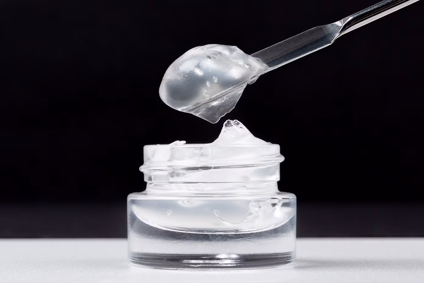 Vấn đề của silicon là hầu hết đều không tan trong nước nên chúng có xu hướng tích tụ, khiến tóc và da lệ thuộc và yếu đi.