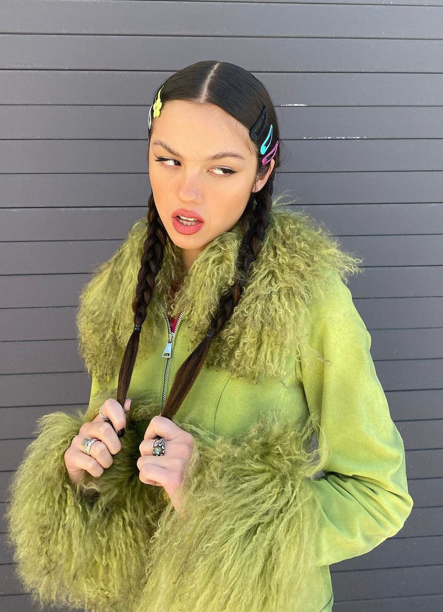 Kẹp tóc đủ màu hot trend giúp chị em nâng cấp diện mạo.