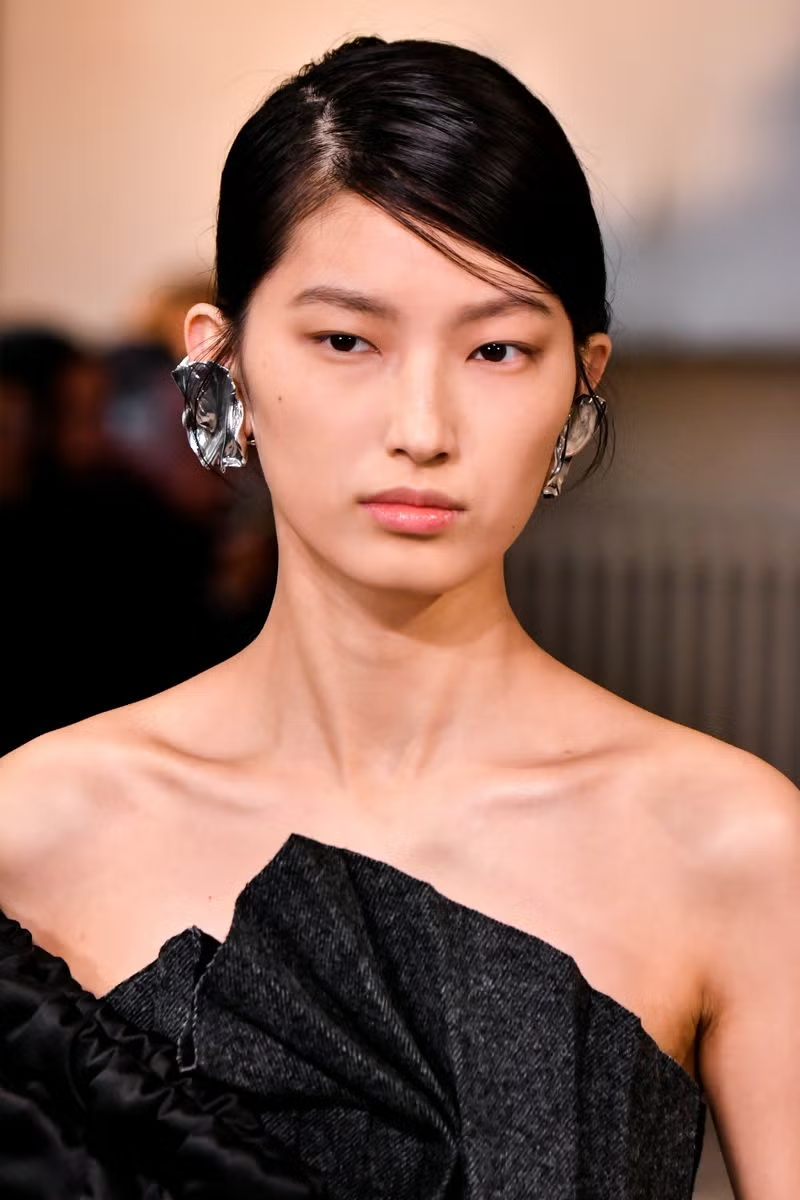 Những món trang sức có thiết kế lấy cảm hứng từ ngành kiến trúc như thế này chắc chắn sẽ tỏa sáng vào mùa Thu năm nay. Những món trang sức có thiết kế lấy cảm hứng từ ngành kiến trúc như thế này chắc chắn sẽ tỏa sáng vào mùa Thu năm nay.