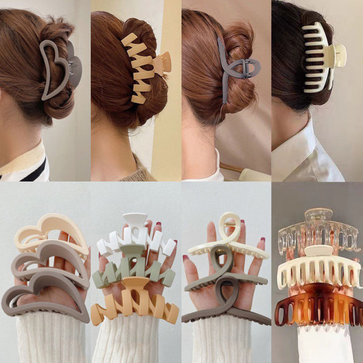 Hãy cố gắng chọn thứ gì đó thanh lịch và phong cách, kẹp tóc có vẻ ngoài trendy là một gợi ý hay để nâng tầm outfit.