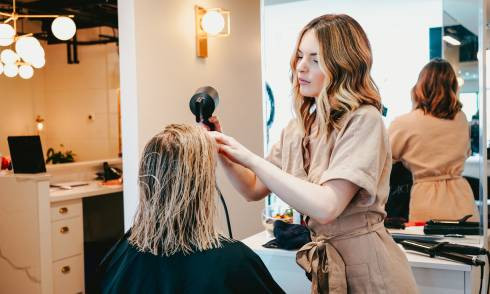 Nếu siêng hơn, hãy tìm những bức ảnh tham khảo mà người mẫu có hình dáng khuôn mặt, làn da và màu mắt tương đồng với bạn. Nếu siêng hơn, hãy tìm những bức ảnh tham khảo mà người mẫu có hình dáng khuôn mặt, làn da và màu mắt tương đồng với bạn.