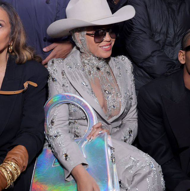 Beyoncé ngồi hàng ghế đầu trong bộ trang phục thời trang cao cấp của Gaurav Gupta, mang theo chiếc túi xách Luar óng ánh.