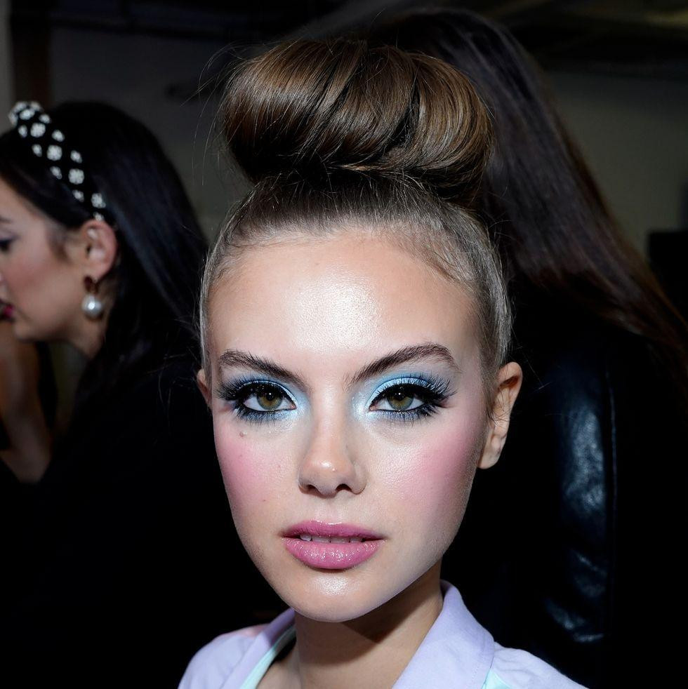 Những cô nàng búp bê của thập niên 60 với đôi mắt màu to tròn, hàng mi đen dày, cong vuốt là điểm nhấn đầy ấn tượng cho mùa Thu Đông 2024.