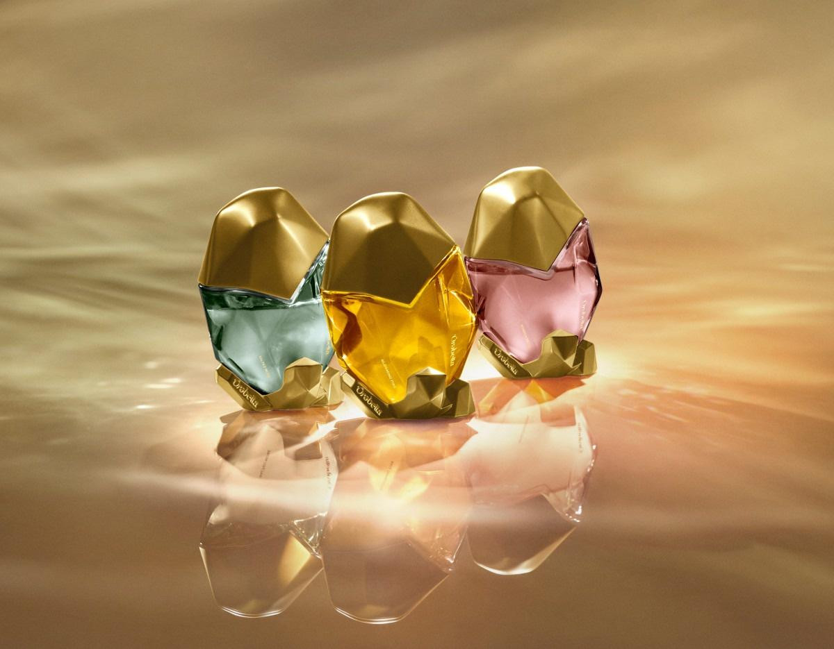 Lọ đựng nước hoa sở hữu thiết kế độc đáo, gồm những dấu ấn cá nhân như tên viết tắt của Bella và con số thiên thần 222.