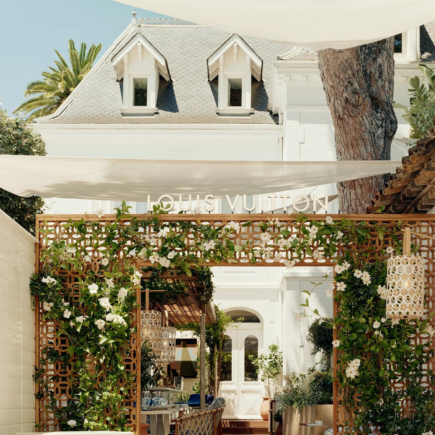 Nhà hàng độc lập đầu tiên của Louis Vuitton tại Saint-Tropez. Nhà hàng độc lập đầu tiên của Louis Vuitton tại Saint-Tropez.