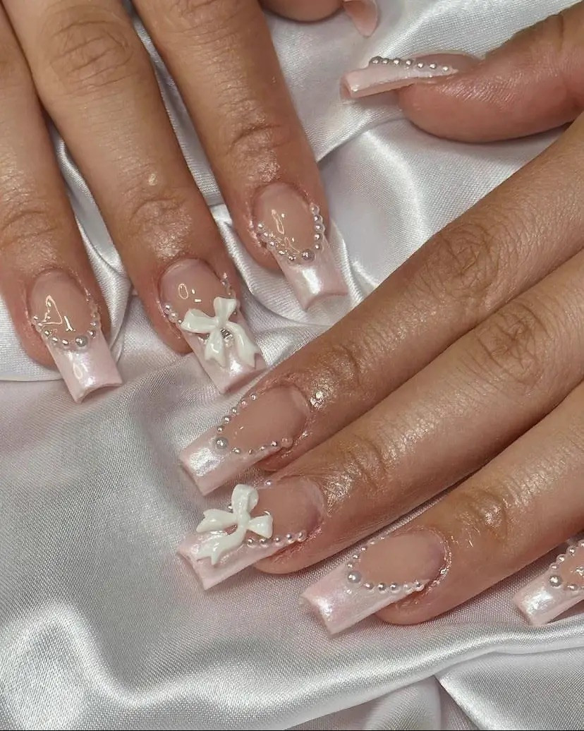Kiểu nail này chỉ cần chọn lớp nền màu pastel và đính thêm những chi tiết nơ, ngọc trai.