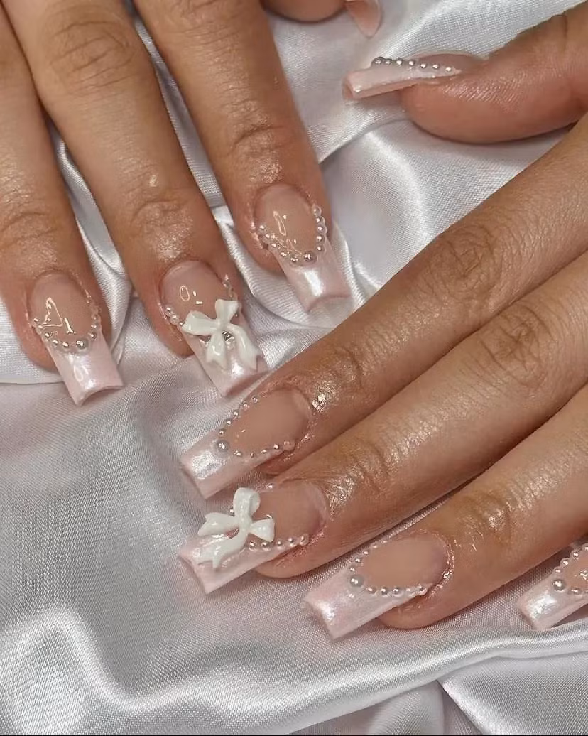 Kiểu nail này chỉ cần chọn lớp nền màu pastel và đính thêm những chi tiết nơ, ngọc trai.