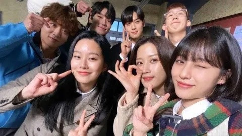 Nếu bạn bè dường như không quan tâm đến việc giao tiếp với bạn thì đây là một dấu chấm hỏi.