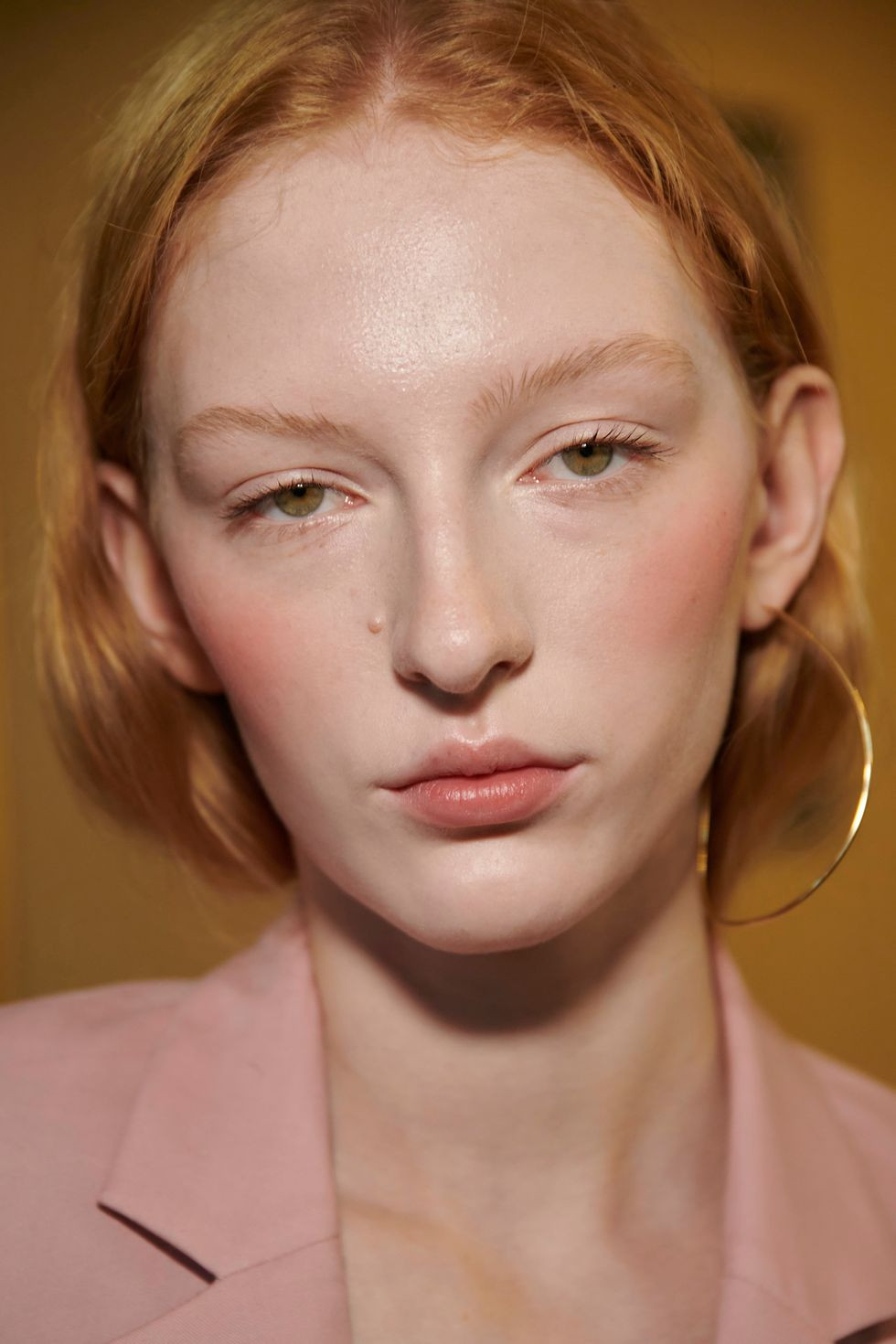 Trang điểm mà trông như đang để mặt mộc là đỉnh cao của makeup. Chỉ cần thêm điểm nhấn với phấn highlight, phấn mắt nhũ đồng để tô bật những đường nét sắc sảo trên gương mặt là có ngay vẻ ngoài “clean-girl”.