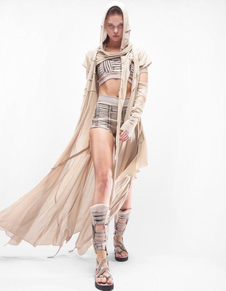 Nguồn cảm hứng cốt lõi cho phong cách thời trang Desertcore chính là từ thần thoại Hy Lạp, La Mã và văn hóa Trung Đông.