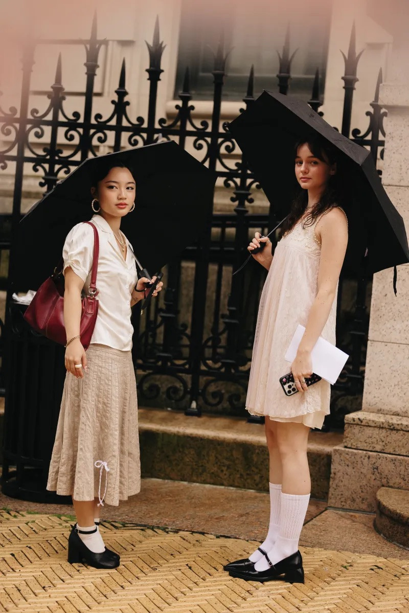 Các cung hoàng đạo thuộc nguyên tố Khí có niềm yêu thích tự nhiên với vẻ đẹp và sự hài hòa, thể hiện rõ qua việc lựa chọn những món đồ thời trang.