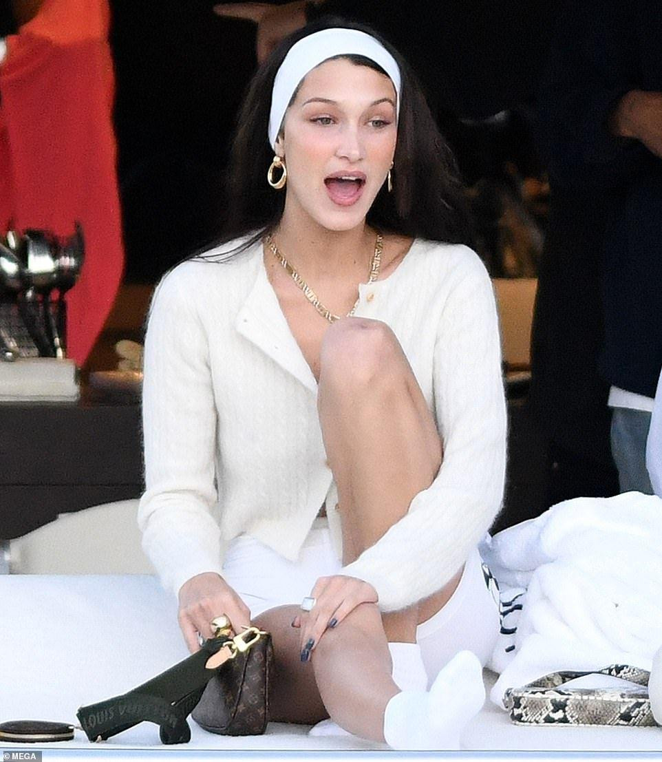 Bella Hadid thường xuyên xuất hiện với chiếc băng đô vải giữ chặt phần tóc phía trước.