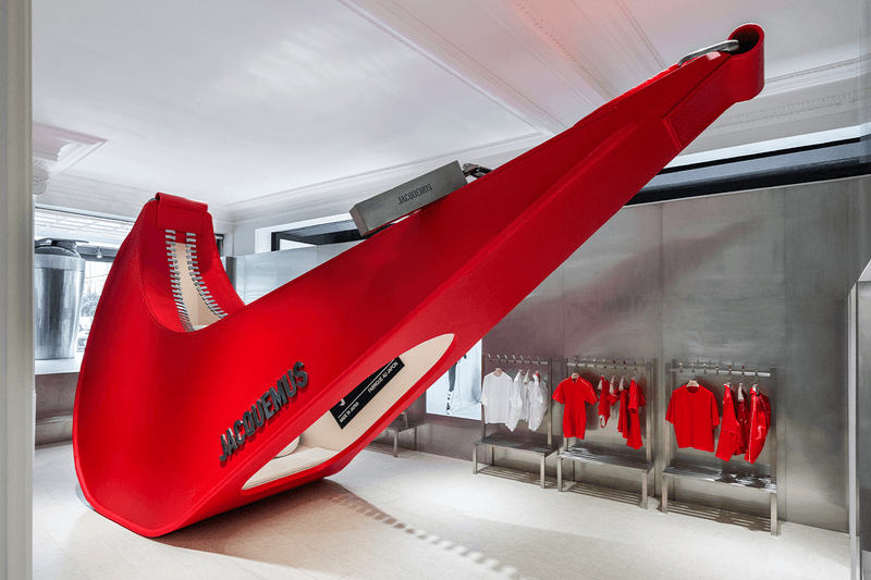 Không gian pop-up store của Jacquemus và Nike được trang hoàng toàn bộ bằng kim loại, điểm nhấn là chiếc túi Swoosh khổng lồ màu đỏ tươi. Không gian pop-up store của Jacquemus và Nike được trang hoàng toàn bộ bằng kim loại, điểm nhấn là chiếc túi Swoosh khổng lồ màu đỏ tươi.