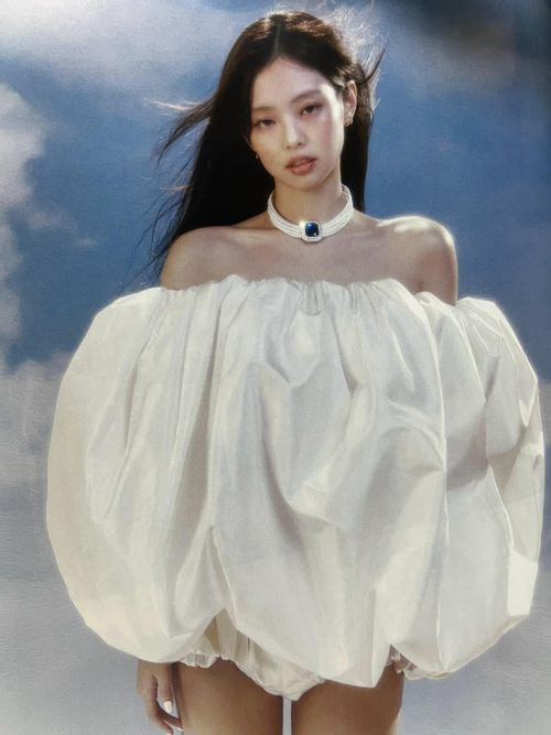 Jennie diện đầm quả bí của thương hiệu Jacquemus trên bìa tạp chí Harper&apos;s Bazaar.