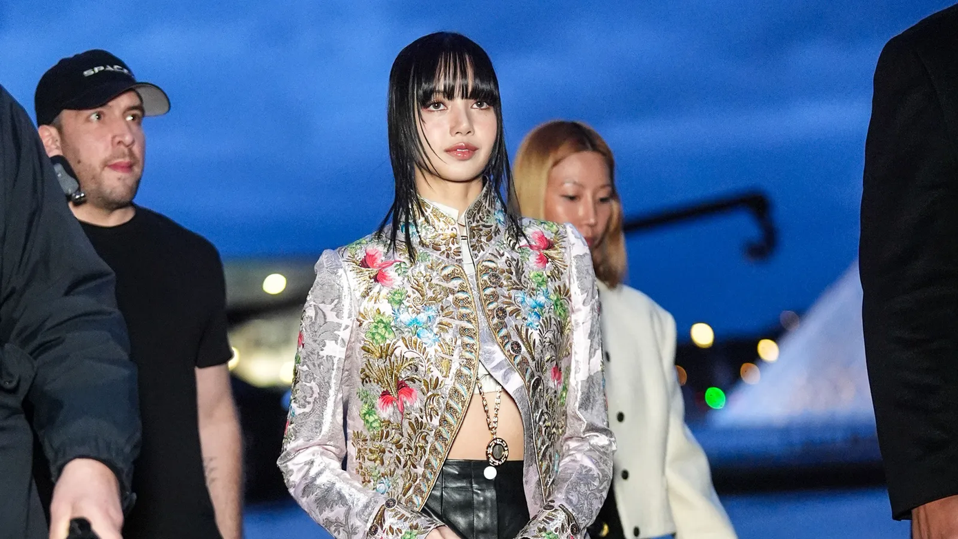 Lisa mặc set trang phục trong bộ sưu tập Xuân/Hè 2018 của Louis Vuitton, do NTK Nicolas Ghesquière thiết kế.